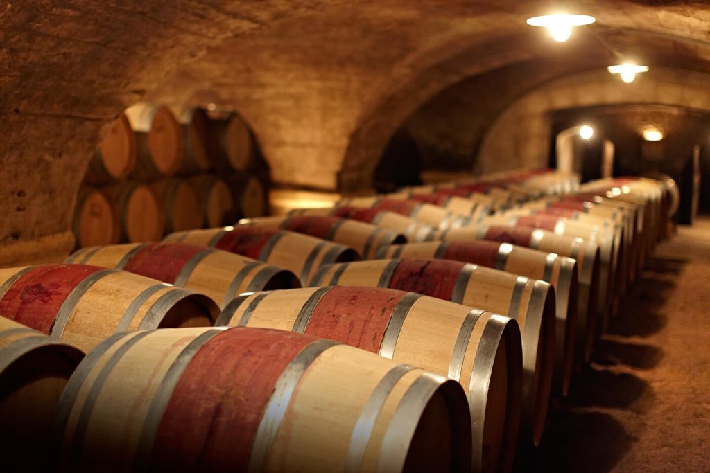 Vários barris de vinho
