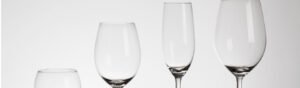 Taça de cristal, vidro ou copo comum com vinho sobre mesa