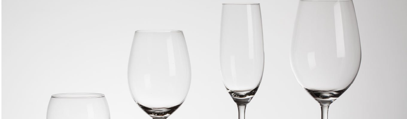 Taça de cristal, vidro ou copo comum com vinho sobre mesa