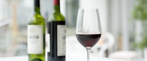 cor das garrafas de vinho