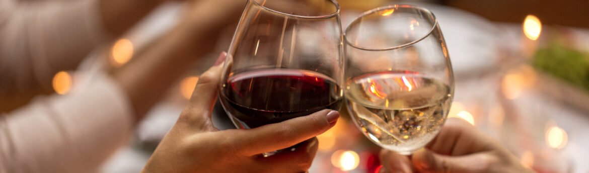 Brinde com taças de vinho