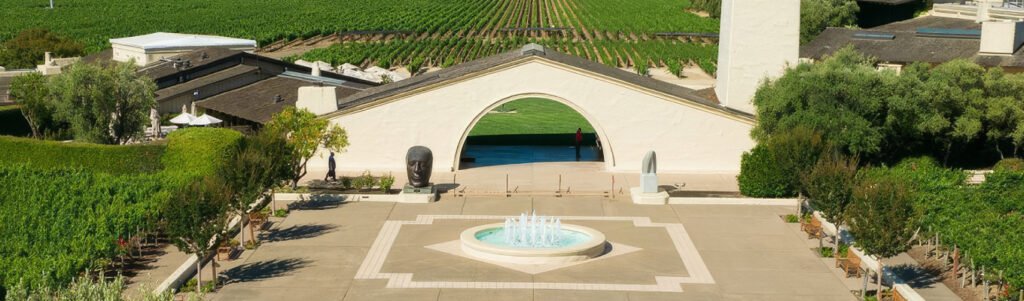 Robert Mondavi volta ao centro de Napa com uma vinícola renovada, unindo arquitetura histórica, terroir e nova hospitalidade.