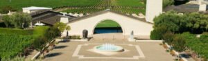 Robert Mondavi volta ao centro de Napa com uma vinícola renovada, unindo arquitetura histórica, terroir e nova hospitalidade.