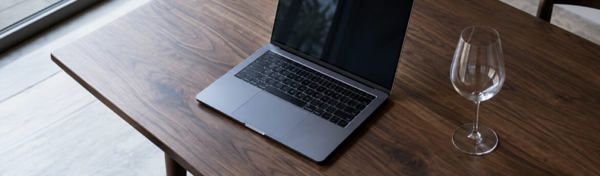 Comprar vinho online dá acesso a rótulos que nenhuma prateleira comporta, mas exige um método próprio de escolha. Veja o que muda na prática.