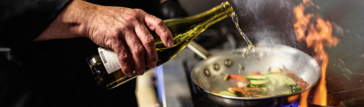 Descubra o que o calor faz com o vinho para cozinhar, o que olhar no rótulo e por que a garrafa cara raramente compensa na panela.